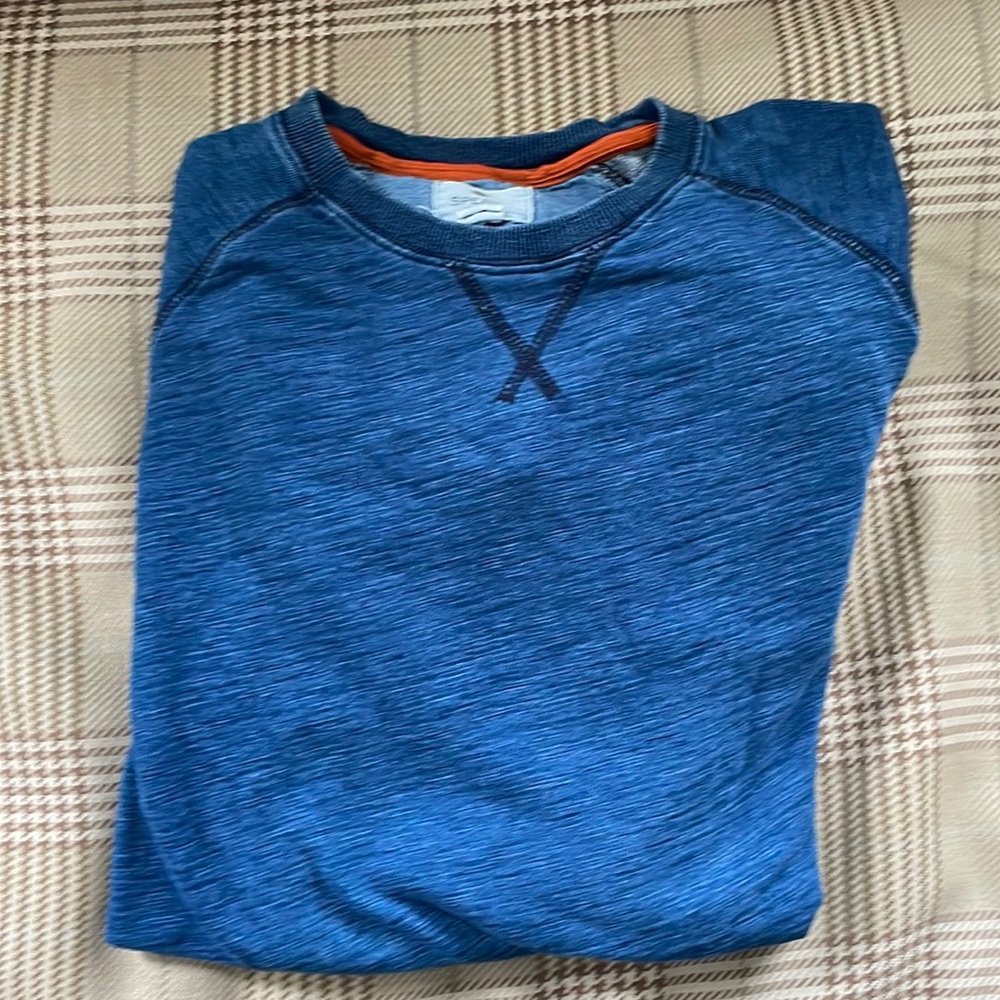 Lightweight Sperry long sleeve sweater.